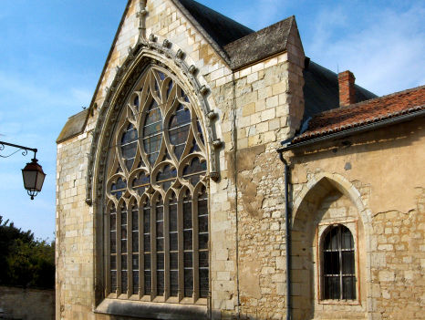 Loudun, facade église romane Sainte Croix